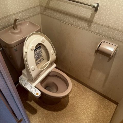 大田区I様邸で施工したトイレ交換後の正面写真。TOTOピュアレストQR（手洗い付き）とウォシュレットを設置し、クロスSP-9712とストーン調クッションフロアHM-17030で明るく整えた仕上がり。